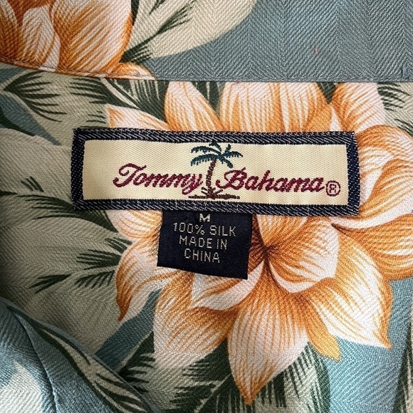 Tommy Bahama 100% SILK
Hawaiian Shirt Men's MEDIUM
Light green w/ Beige Flowers - Picture 8 of 10